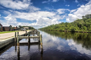 Central Everglades City Studio Cabin Steps to Bay